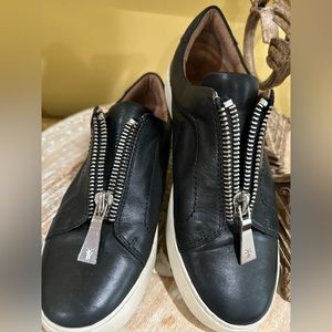 EUC 🌟🌟Frye “Lena” Low Zip Moto Sneakers Black Leather Size 9